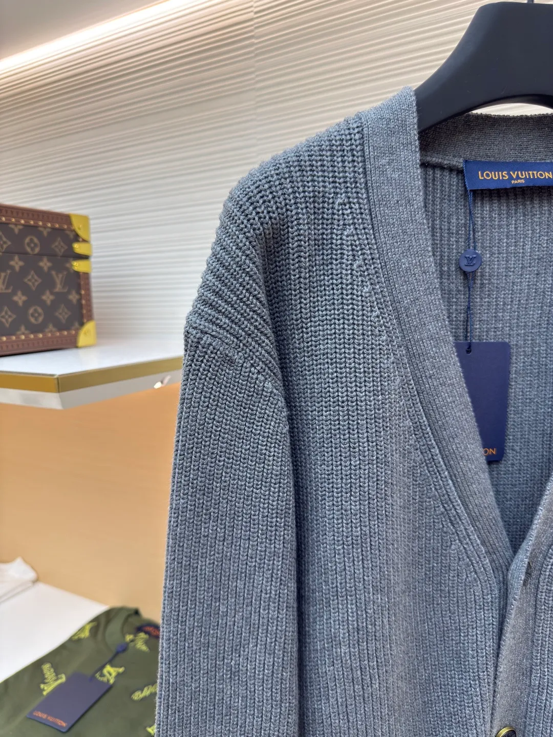 LOUIS VUITTON Pocket embroidered knitted cardigan ●Authentic product: Purchased and developed in 19800 ●Item number: 1680528-B15 ●Fabric: wool blended fabric ●Technology: Knitting ●Version: loose fit ●Weight: about 880 grams ●Size: XS-S-M-L ●Description: Made of high-quality wool blended fabric, it is soft to the touch and extremely comfortable to wear. It also has good warmth retention and breathability; every stitch of embroidery is accurately placed, the embroidery threads are arranged tightly and evenly, the lines are smooth and natural, and there is no sense of clutter; the knitted texture is uniform It is even and tight, and the stitching method is extremely delicate whether it is the body, cuffs, collar, etc., and makes the overall structure of the sweater more stable and less likely to deform; the edges of the buttonholes are flat, and there will be no off-line; the connection between the pockets and the body is natural and smooth, without any abruptness. The overall wiring is straight and delicate, the fabric is comfortable and soft, and the color is consistent without color difference. It can be matched with the same style to create a fashionable look and control various occasions. Customized accessories, complete with three standards, same style for men and women!